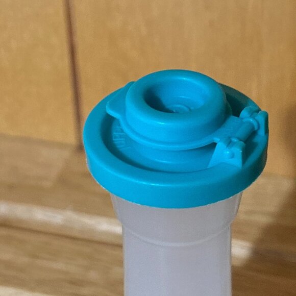 Vintage Tupperware Salt & Pepper Shakers Set Blue Closeable Lids Spice 4" - Picture 12 of 13